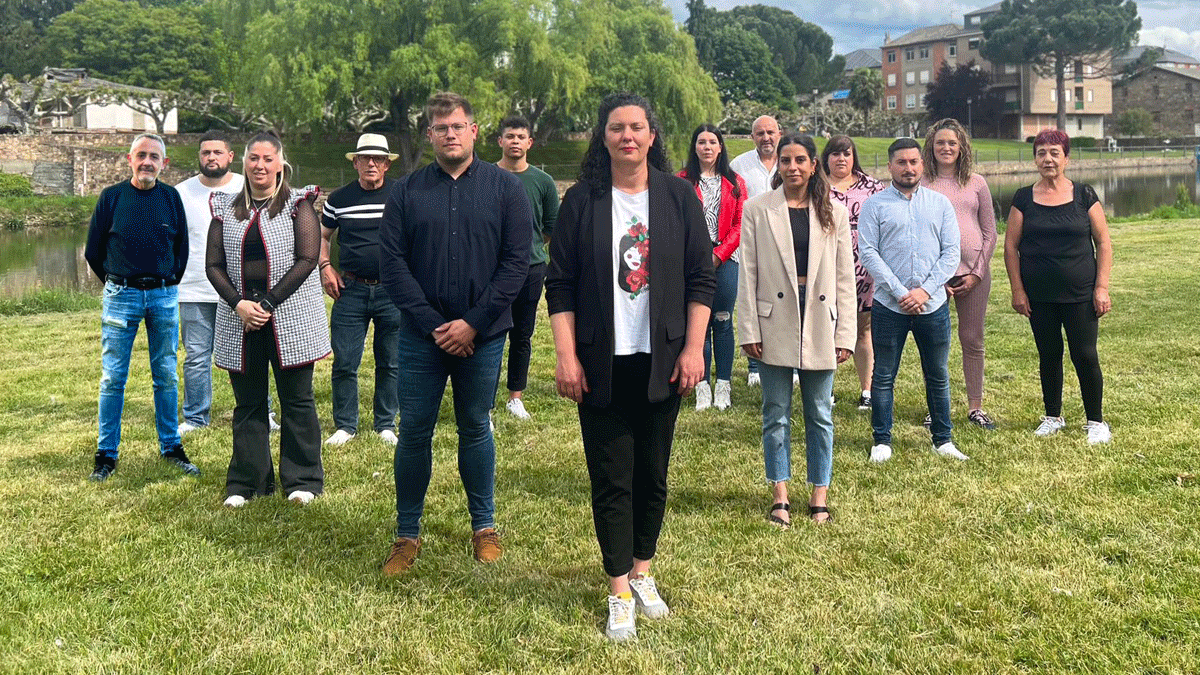 Foto de familia de la candidatura del PSOE de Cacabelos.