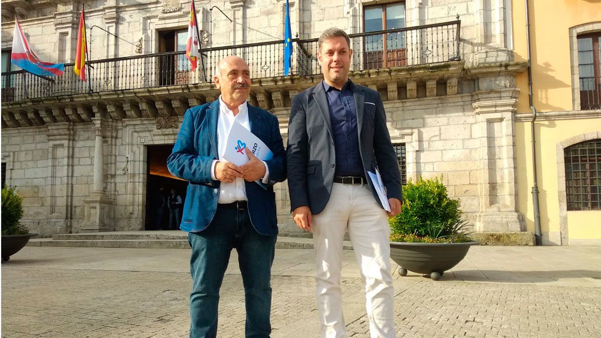 Los concejales de CB frente al Ayuntamiento de Ponferrada dando a conocer su postura de la ZBE.