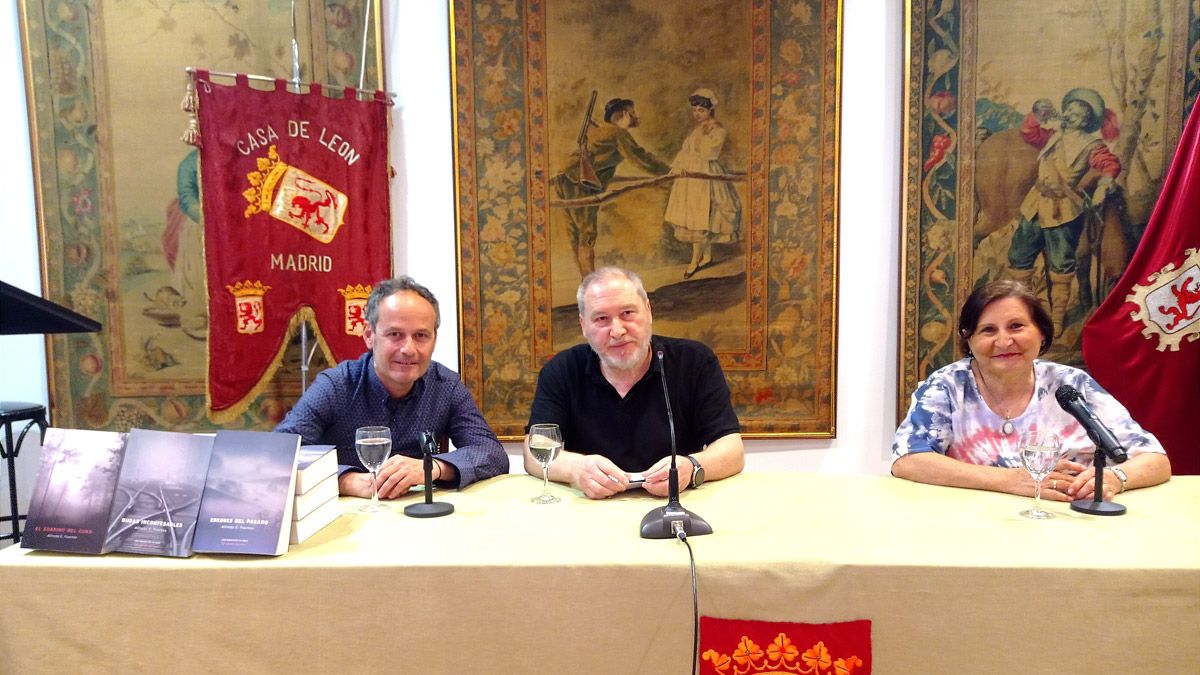 Héctor Escobar, Alfredo E. Fuertes y Margarita Álvarez durante la presentación.