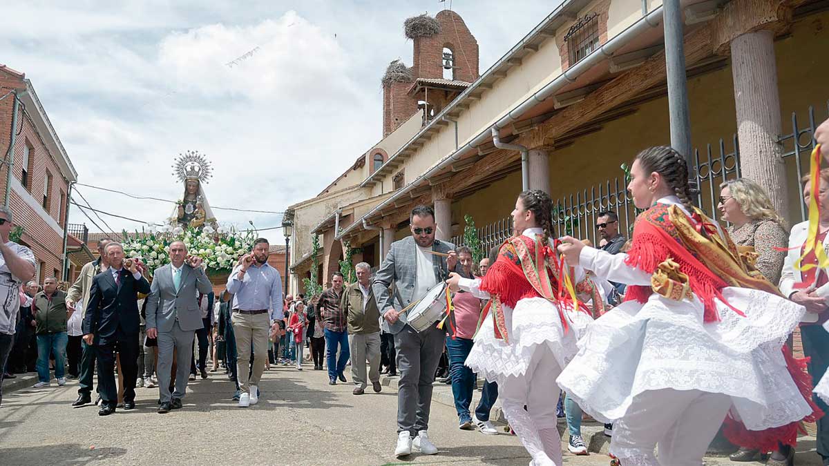 La talla de la patrona salió en procesión de la iglesia de Nuestra Señora del Arrabal a la de San Juan Bautista acompañada por los danzantes | JESÚS F. SALVADORES