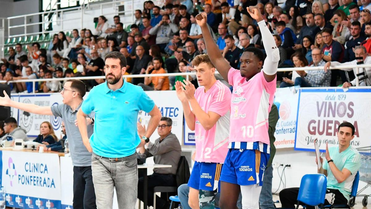 El banquillo del Ponferrada celebra una canasta. | @BALONCESTOSDP