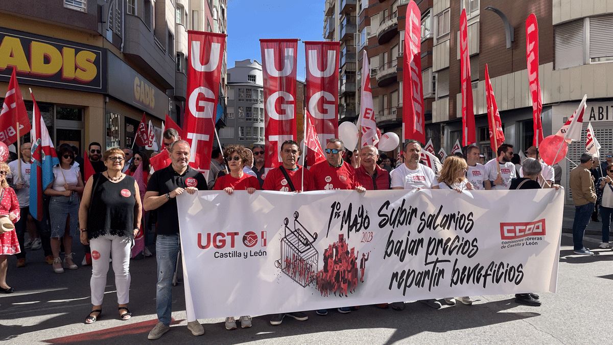 Manifestación por las calles de Ponferrada. | Javier Fernández Manifestación por las calles de Ponferrada. | Javier Fernández