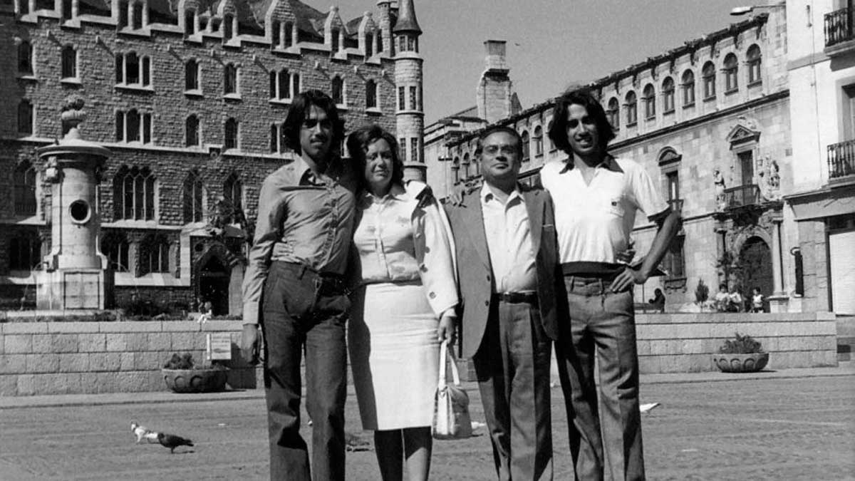 El poeta leonés Eugenio de Nora posa en1974 ante la casa botines de León junto a su mujer y sus hijos | ICAL