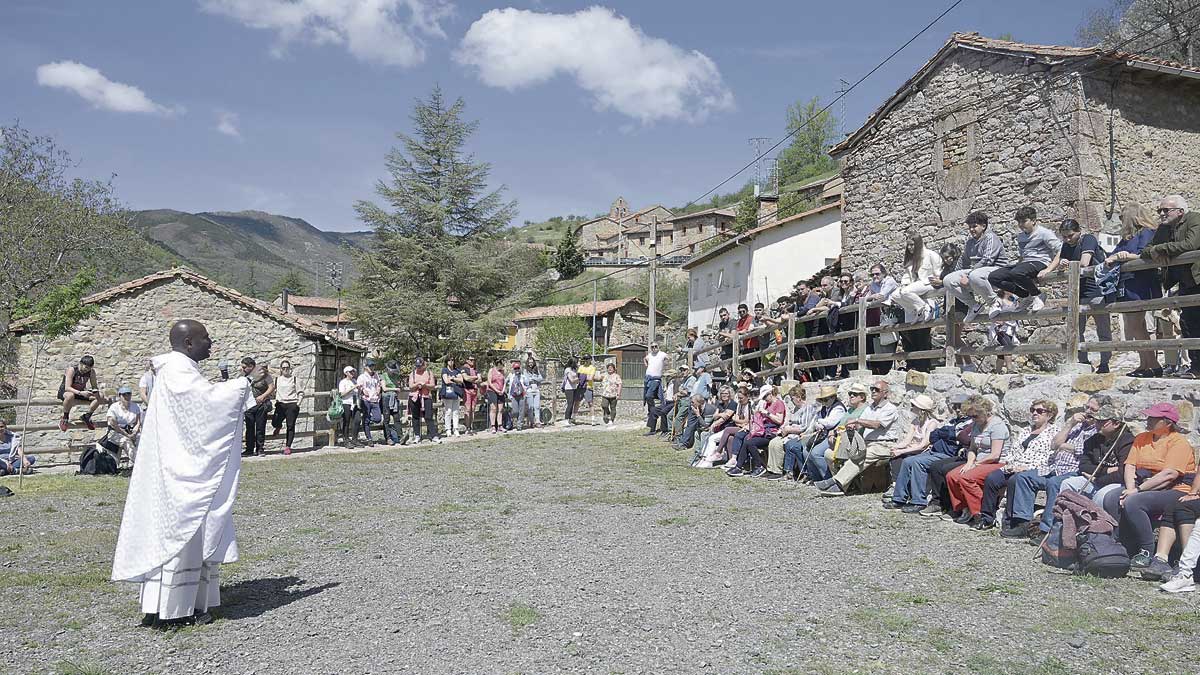 La romería de San Froilán de Valdorria reunió en la explanada en la que se celebró la misa a alrededor de un centenar de fieles. | JESÚS F. SALVADORES