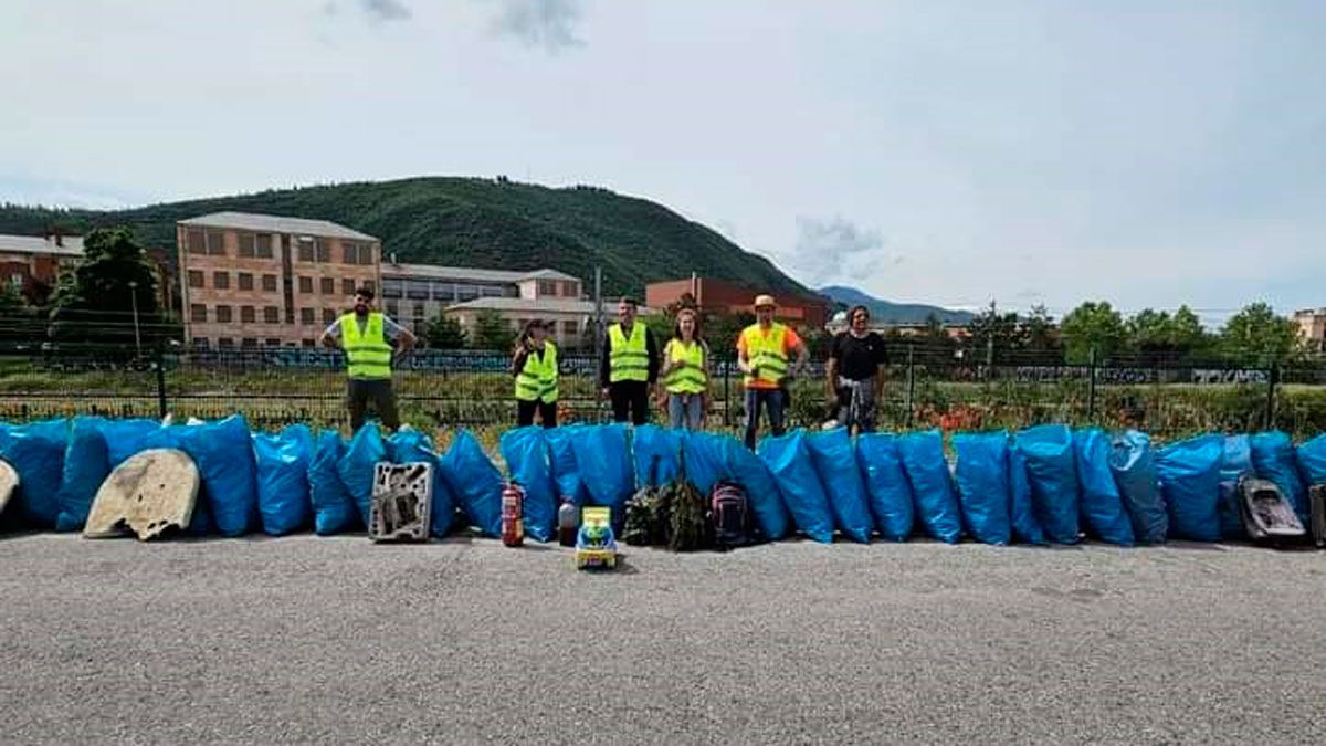 Voluntarios con los residuos de los que liberaron a la ciudad.