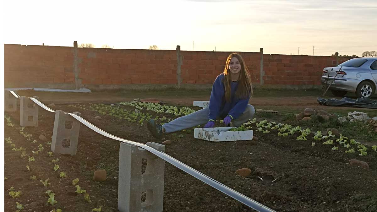 Beatriz García durante el cultivo de sus hortalizas y verduras | L.N.C.