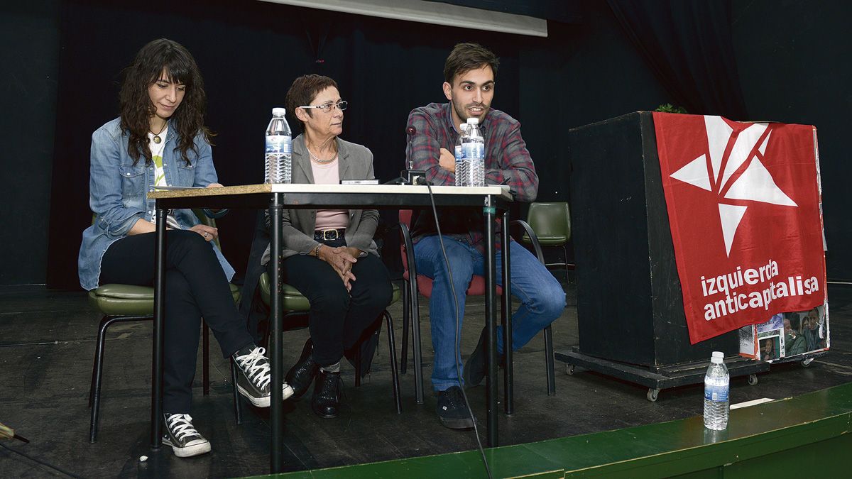 La diputada de la Asamblea de Madrid Carmen San José (centro), ayer en el instituto leonés. | MAURICIO PEÑA