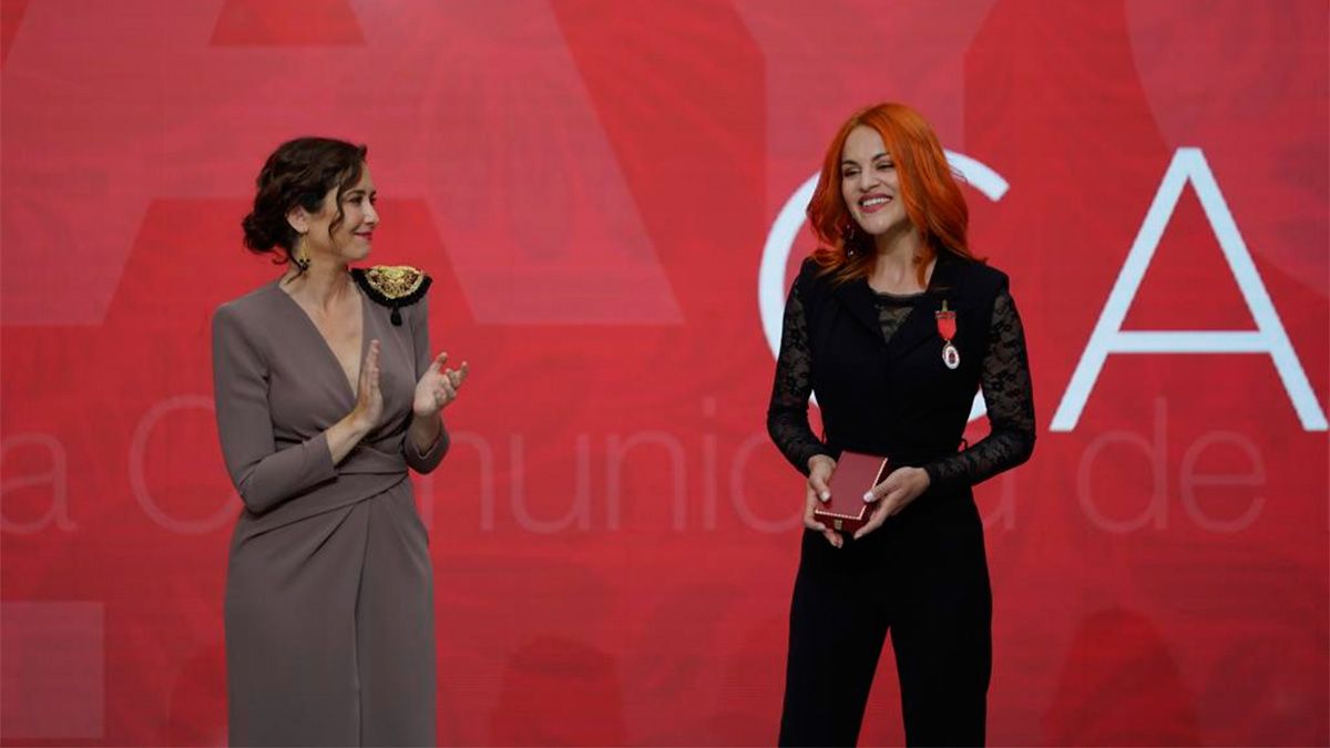 Sara García recibe el premio de manos de Ayuso. | CAM Sara García recibe el premio de manos de Ayuso. | CAM