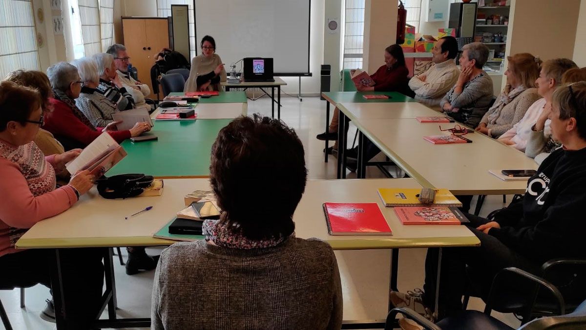 El grupo de mayores que forma parte del taller de lectura impulsado por el área de Servicios Sociales del Ayuntamiento de Villaquilambre. | L.N.C.