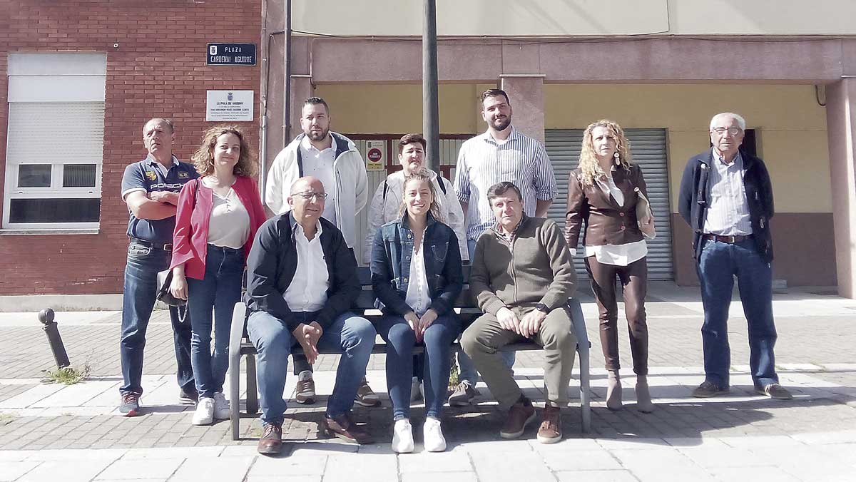 Ester Muñoz junto a la candidatura popular en La Pola de Gordón. | E. NIÑO