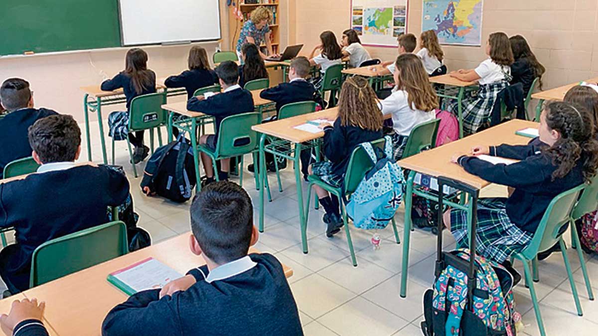 Imagen de archivo reciente de un colegio en la capital leonesa durante el periodo lectivo | L.N.C.