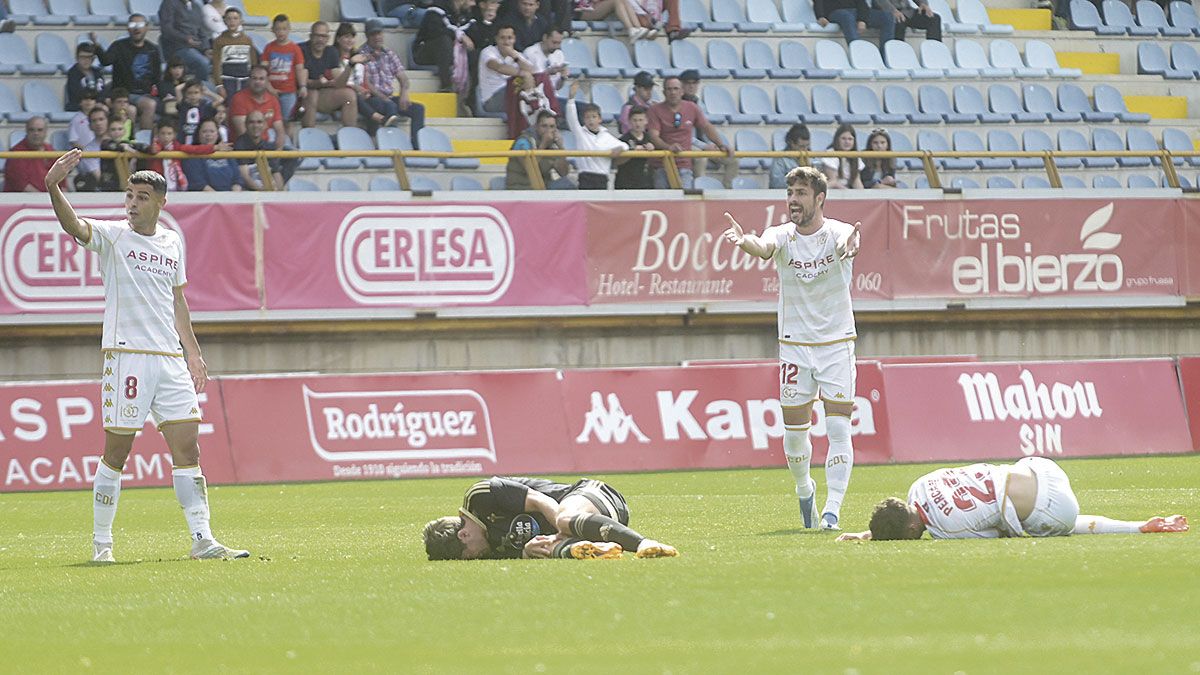 Los jugadores de la Cultural reclaman una decisión arbitral. | JESÚS F. SALVADORES