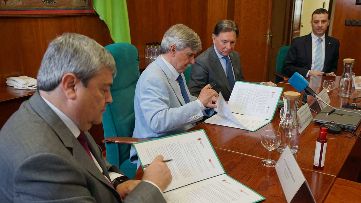 Firma del convenio entre la ULE y Coated Solutions | L.N.C.