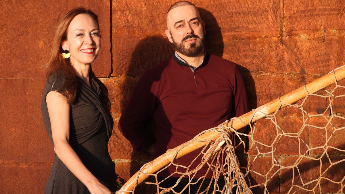Marta del Riego y Ángel del Riego, autores del libro que repasa la historia del Bernabéu . | L.N.C. Marta del Riego y Ángel del Riego, autores del libro que repasa la historia del Bernabéu . | L.N.C.