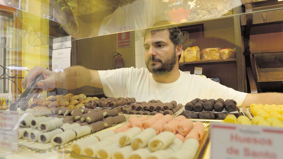 Gustavo de la Fuente, al frente del obrador de Fuensanta, prepara estos días cientos de kilos de huesitos y buñuelos. | MAURICIO PEÑA