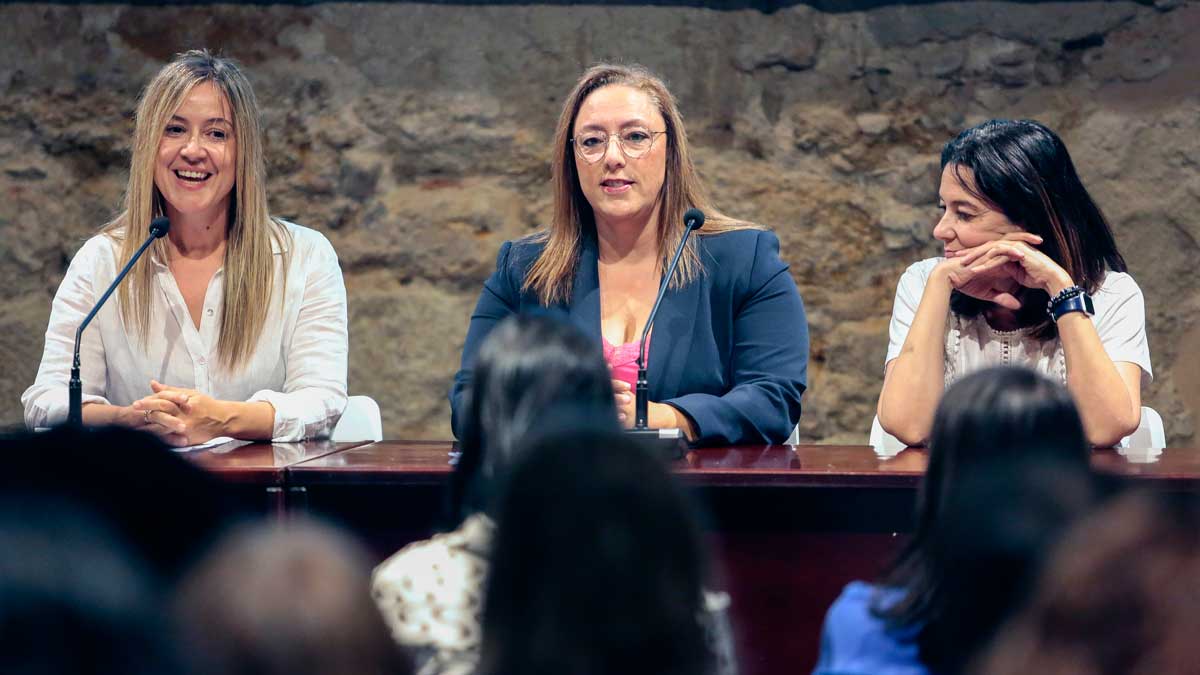 La secretaria general de Satse CyL, Mercedes Gago (c) con la responsable provincial, Ruth Barrientos (i). | CAMPILLO (ICAL)