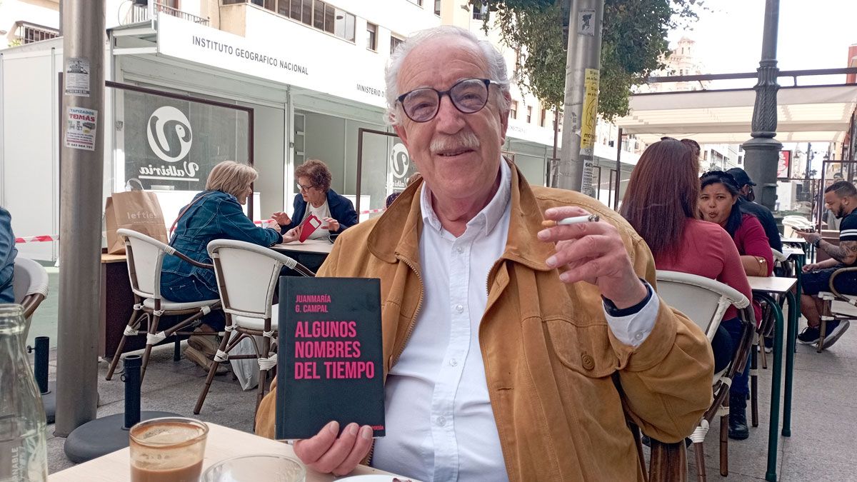 El autor oventense de ‘Algunos nombres del tiempo’ junto a dos de sus aficiones, la literatura y el tabaco. | L.N.C.