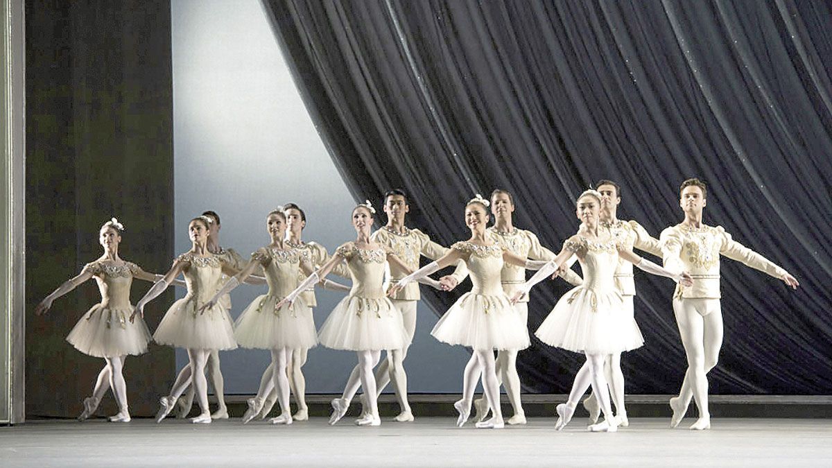 Algunos bailarines del Royal Ballet en la ceremonia retrasnmitida este jueves en los Cines Van Gogh. | AGATHE POUPENEY