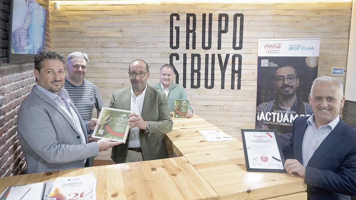 Entrega del galardón al Grupo Sibuya Urban Sushi Bar. | JESÚS F. SALVADORES