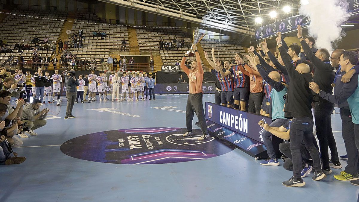 El Barcelona celebra frente al Ademar el título de la Copa Asobal. | JESÚS F. SALVADORES