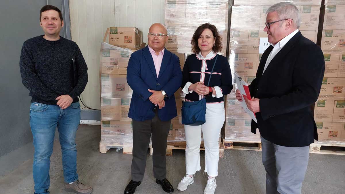 El subdelegado del Gobierno (2i) ha visitado las instalaciones de Cruz Roja en San Andrés del Rabanedo. | L.N.C.