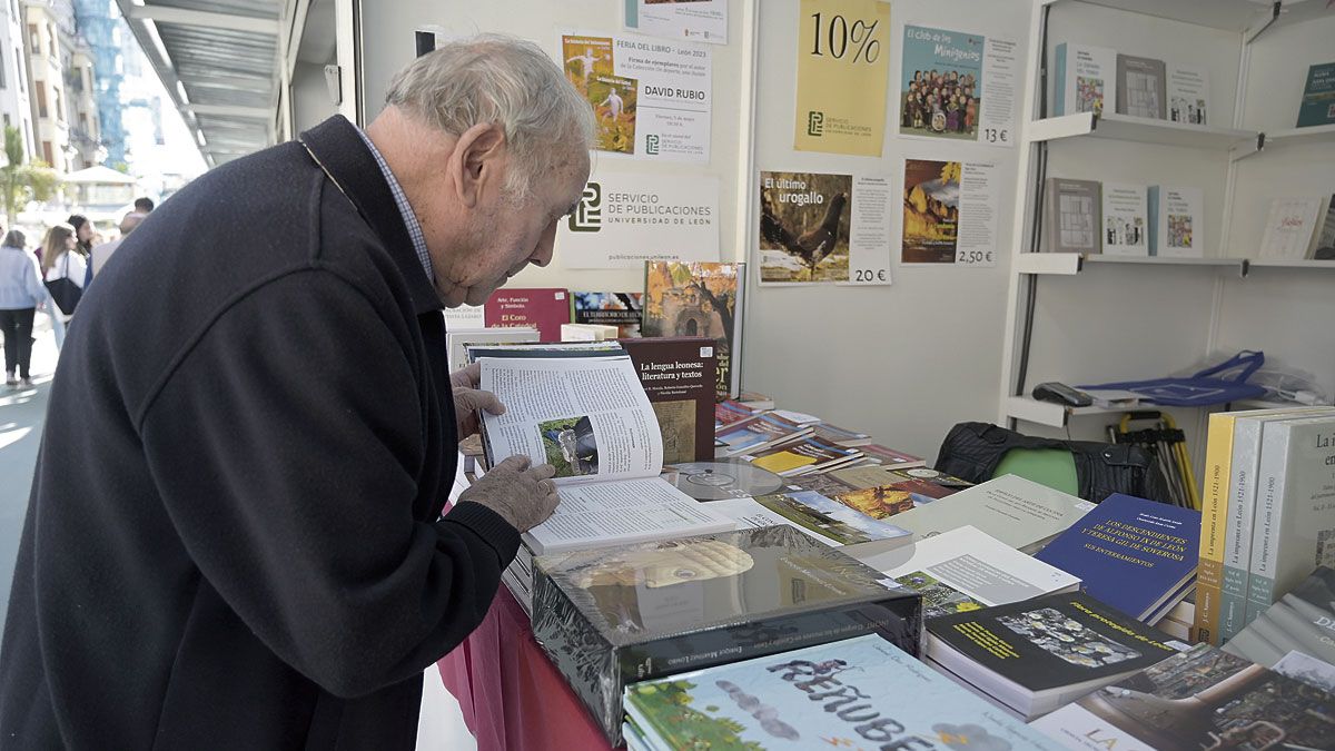 Las casetas de las librerías y editoriales se han vuelto a ubicar en la céntrica avenida de Ordoño II. | SAÚL ARÉN