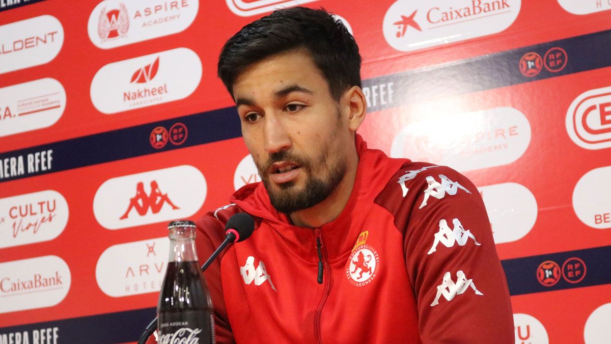 Pablo Trigueros comparece ante los medios en rueda de prensa. | CYDL