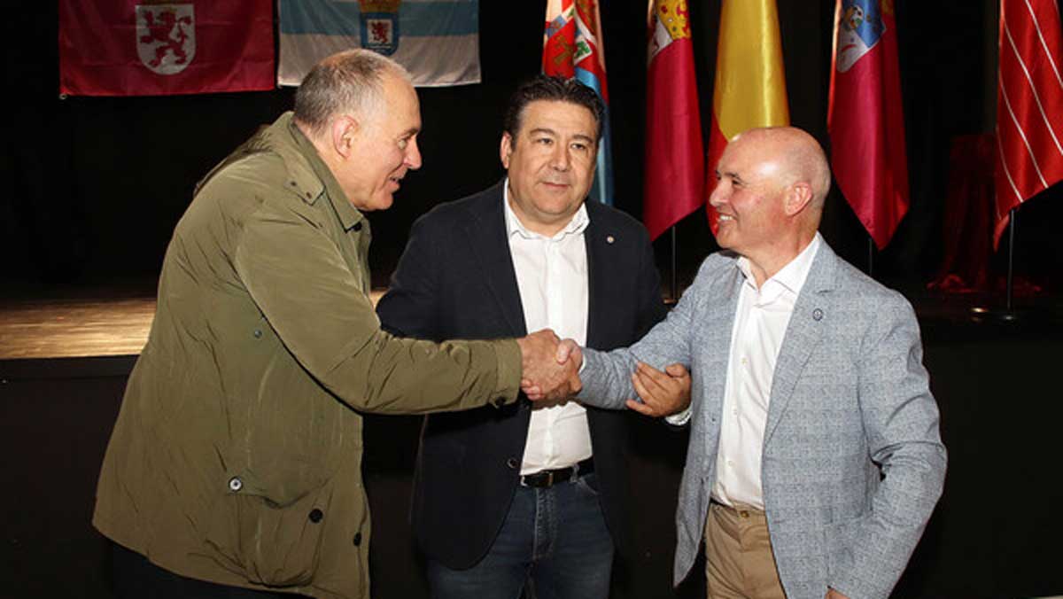 Luis Mariano Santos (centro) junto a candidatos de la UPL. | PEIO GARCÍA (ICAL)