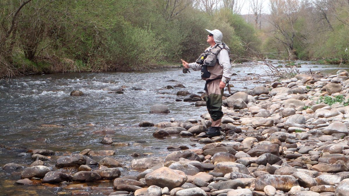 Pescando en el río Torío muy bajo de caudal. | R.P.N.