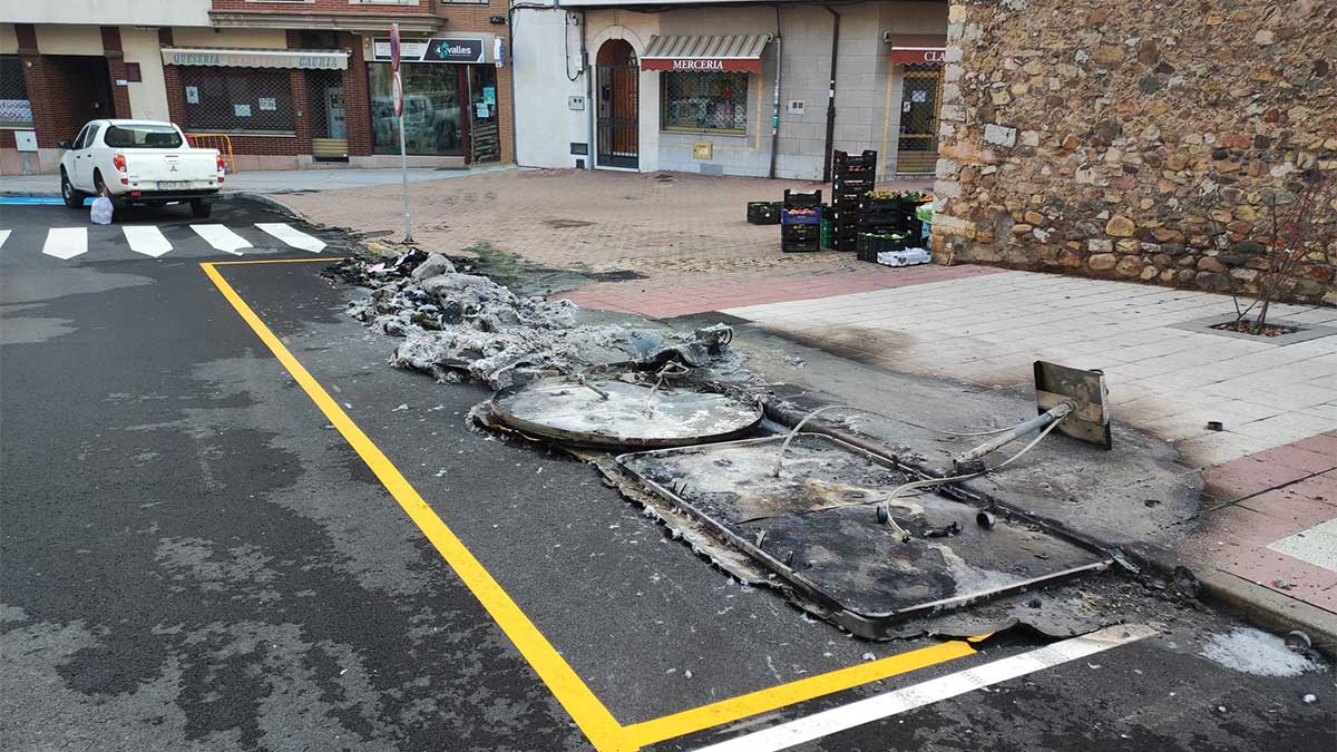 Varios contenedores aparecen calcinados en La Robla. | Ical Varios contenedores aparecen calcinados en La Robla. | Ical