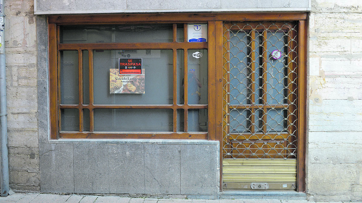 Local de hostelería cerrado en el centro de León. | MAURICIO PEÑA