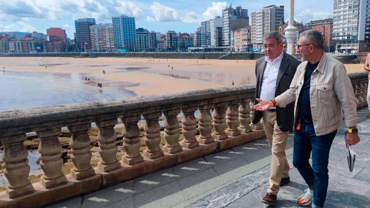 Justo Fernández, con su homólogo en Gijón, junto a la playa de San Lorenzo. | L.N.C.