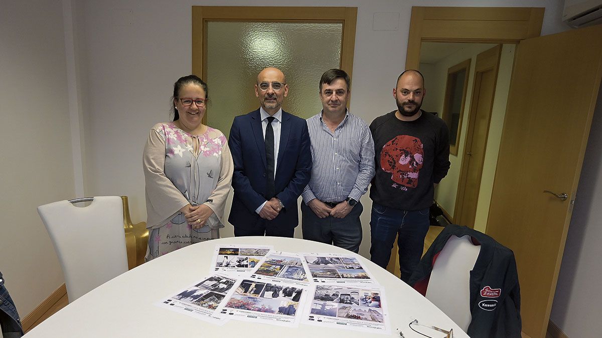 Los cuatro componentes del jurado tras la reunión celebrada ayer.  L.N.C.