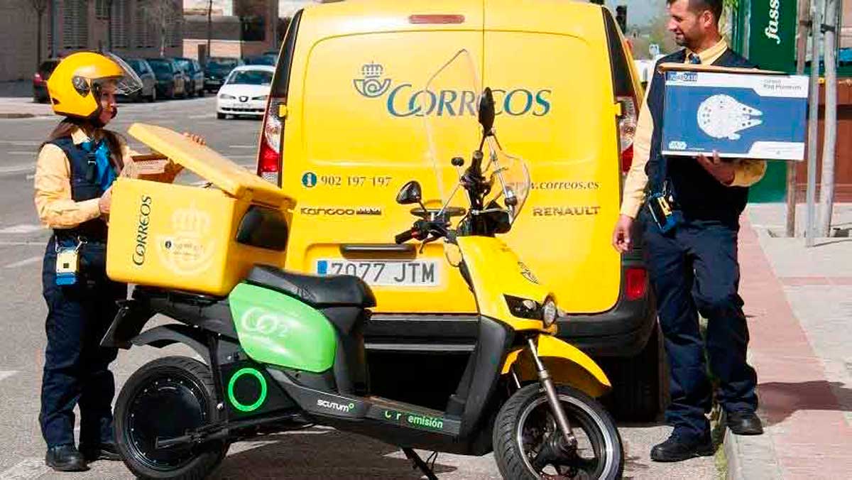 Trabajadores de Correos en una imagen de archivo. | L.N.C.