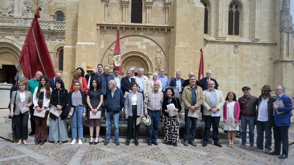 Una treintena de personas participaron en la lectura de los Decreta de este año. | SAÚL ARÉN