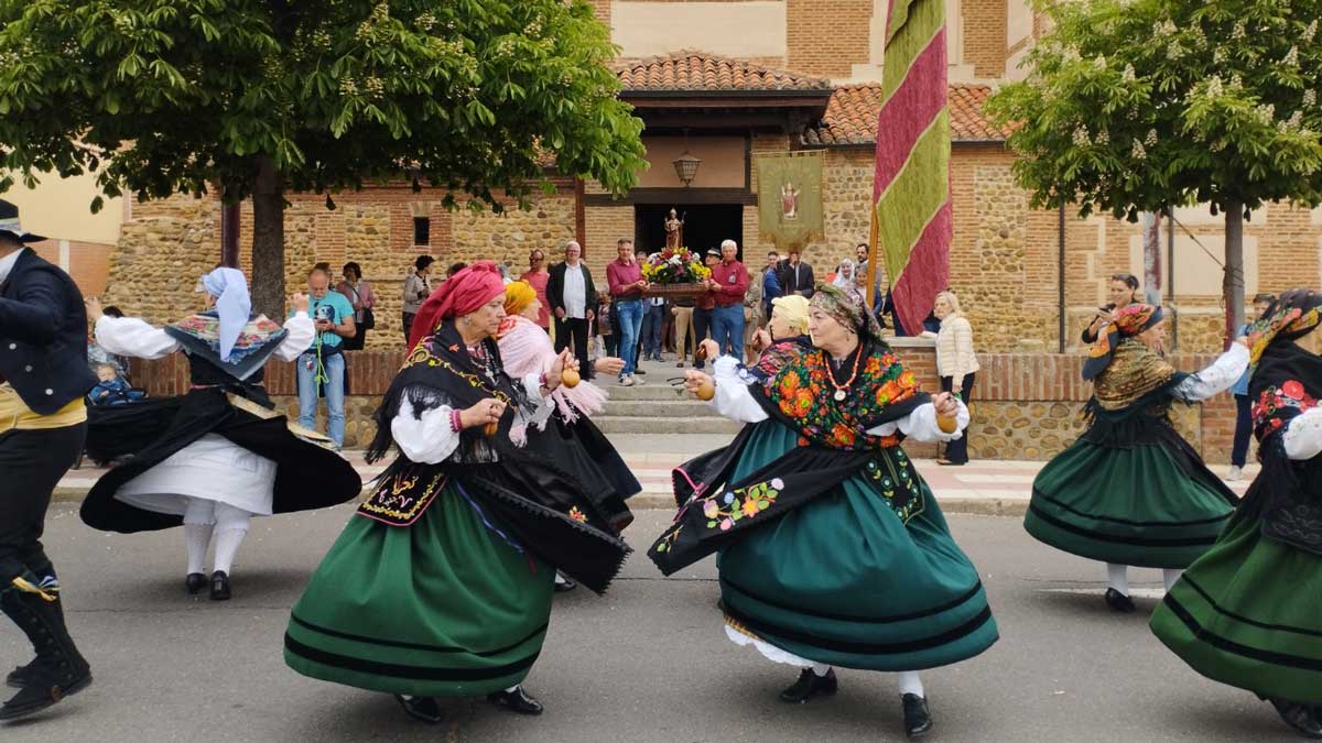 Bailes tradicionales en la romería de San Isidoro del Monte. | L.N.C.