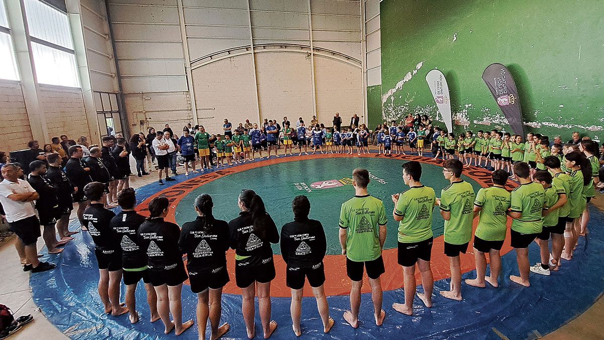 Los dos equipos formados en el frontón cubierto de Quintana de Rueda para dar comienzo al corro entre los clubes Cistierna y Prioro&Esla Rueda . :: MANUEL IBÁÑEZ Los dos equipos formados en el frontón cubierto de Quintana de Rueda para dar comienzo al corro entre los clubes Cistierna y Prioro&Esla Rueda . :: MANUEL IBÁÑEZ