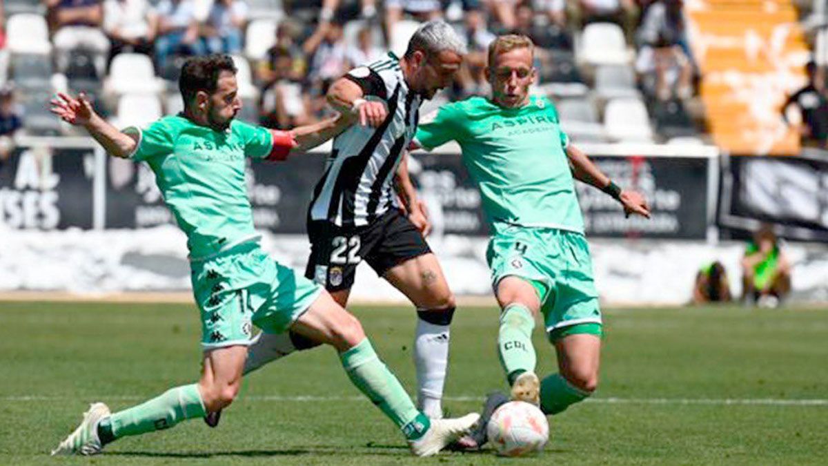 Castañeda y Obolskii intentan recuperar el balón. | CDBADAJOZ