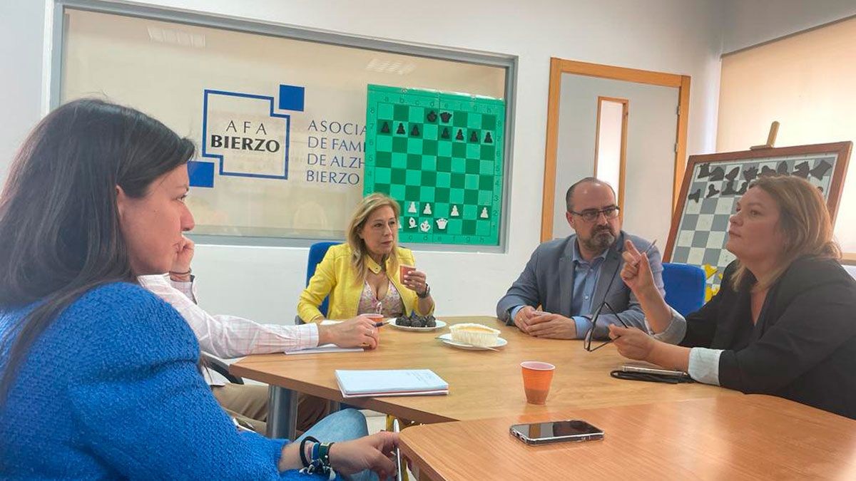 Reunión de los concejales del PP con la dirección de AFA Bierzo.