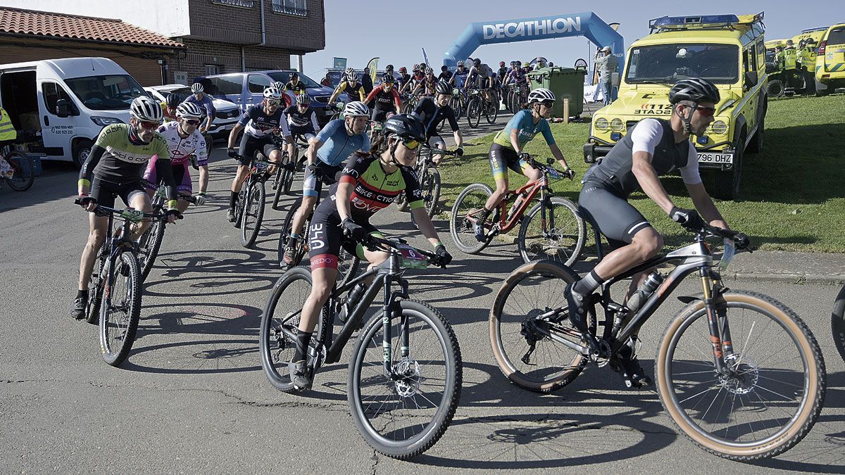 Más de 500 cilcistas compitieron en la Teleno Vuelta a León BTT. | SAÚL ARÉN