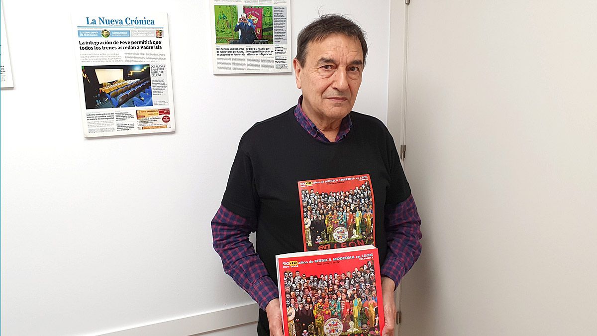 Jesús García ‘el Beatle’ con el libro.