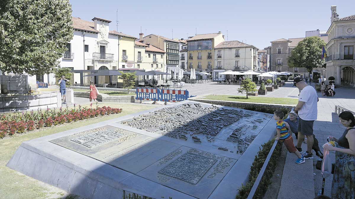 Imagen de la maqueta de la ciudad de León instalada en la plaza de San Marcelo. | JESÚS F. SALVADORES