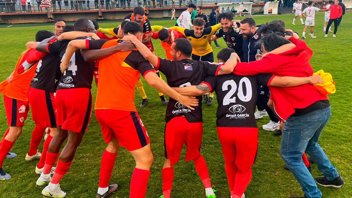 Los jugadores del Bembibre celebran con Miñambres la permanencia. | AT BEMBIBRE