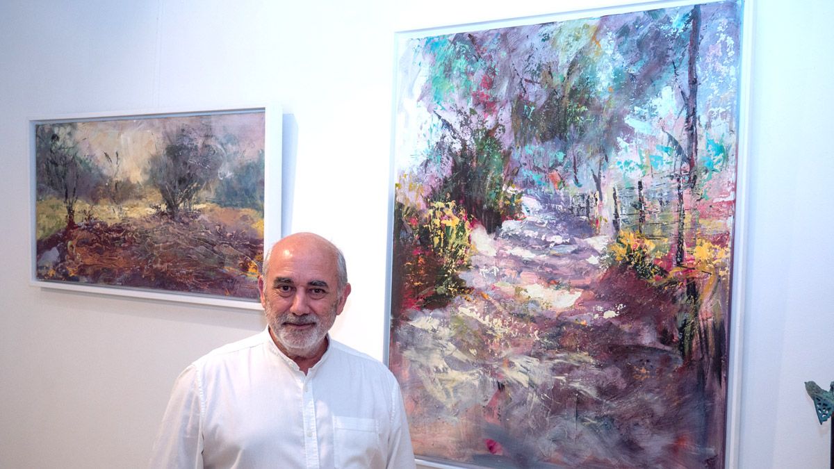 El artista José Semitiel ante dos de las obras que se exponen en la galería Alemi. | VICENTE GARCÍA