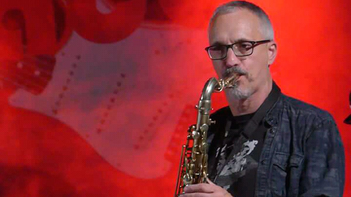 El saxofonista visitará a los enfermos de Alzheimer para hacerles recordar con su música.