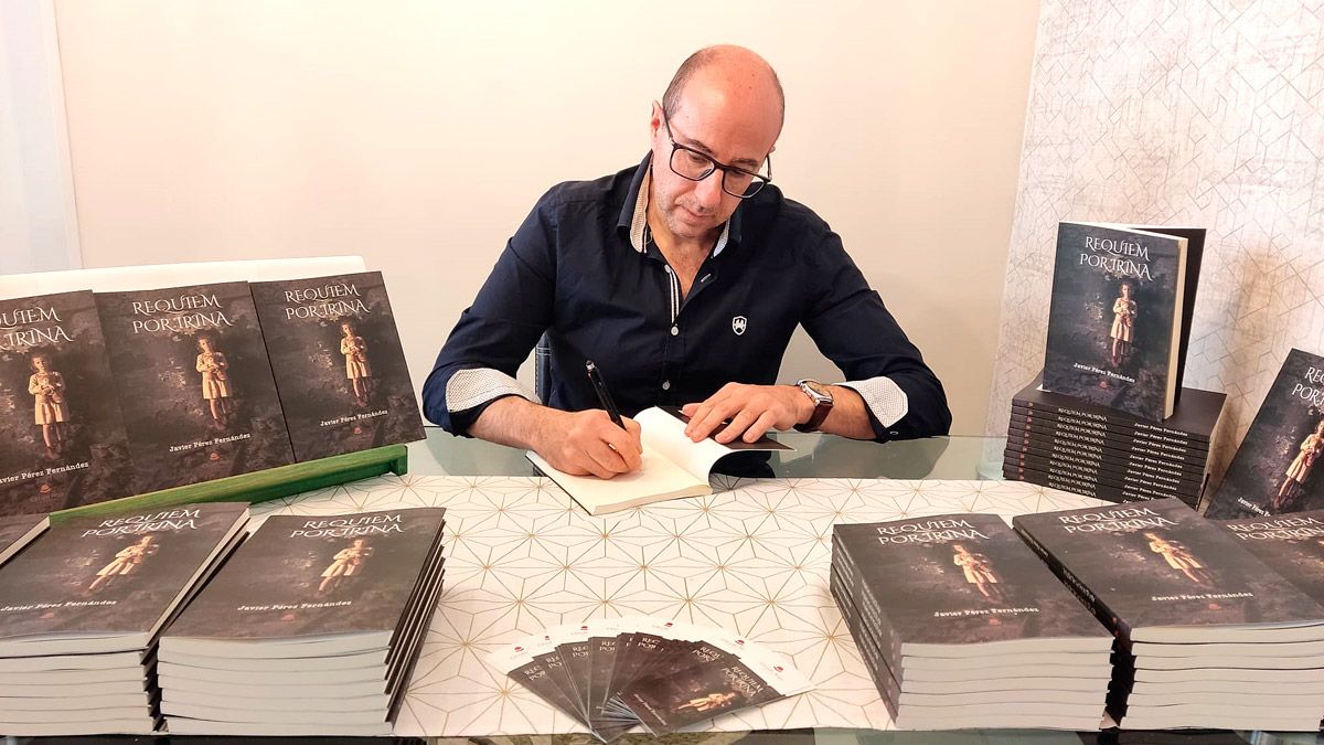El autor lacianiego Javier Pérez Fernández firmando ejemplares de su primera novela ‘Réquiem por Irina’ que ha cosechado un gran éxito de ventas.
