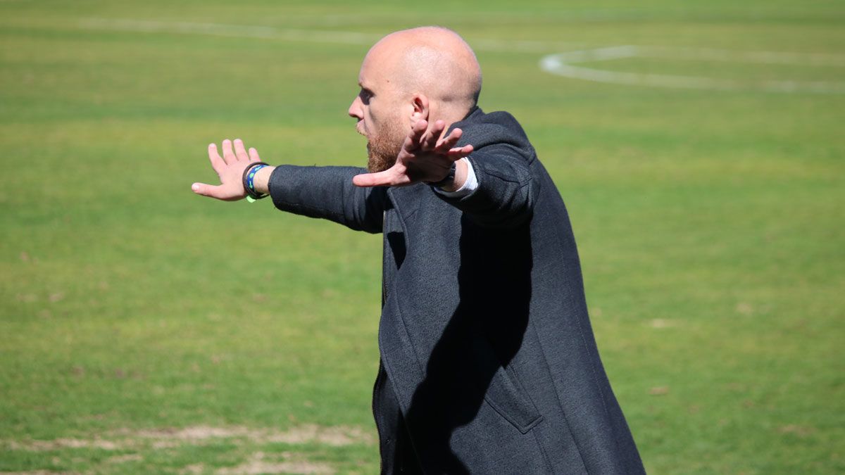 Adrián Benavides da instrucciones a sus jugadores desde la banda del Área Deportiva de Puente Castro. | CYDL