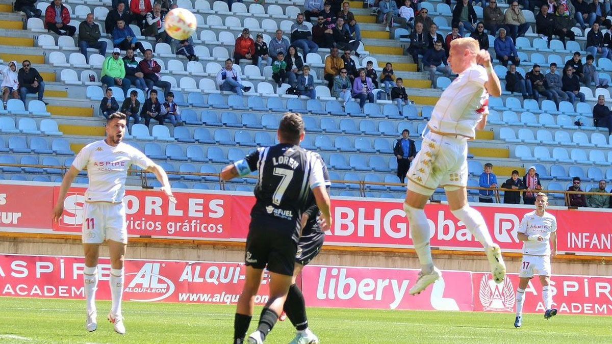 Obolskii remata de cabeza para marcar ante el Linense. | CYDL Obolskii remata de cabeza para marcar ante el Linense. | CYDL