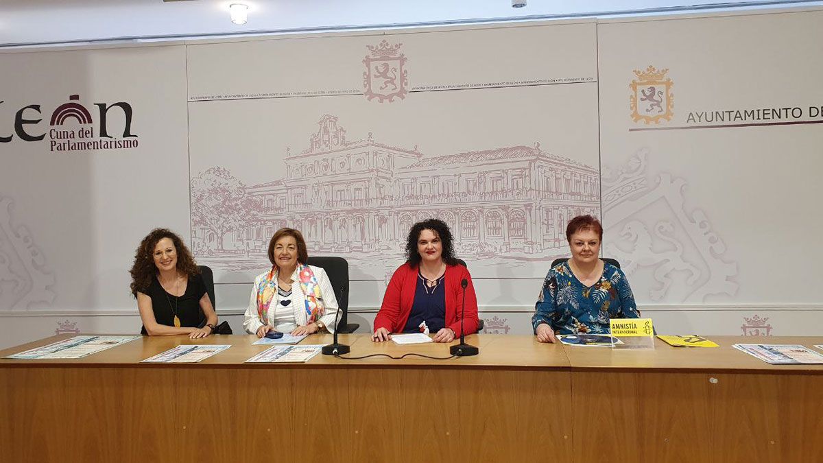 Marta Arce y Vera López presentaron el espectáculo junto a representantes de Manos Unidas y Amnistía Internacional. | L.N.C.
