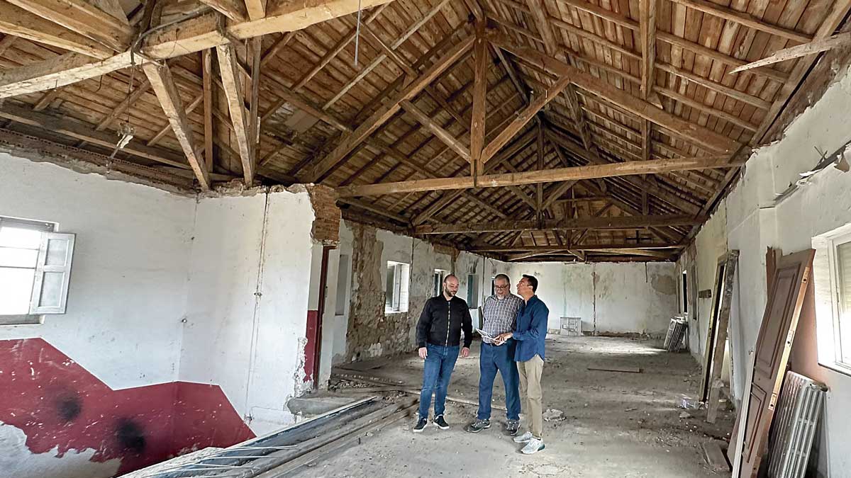 La directiva de la Asociación Ferroviaria Cultural Reino de León ha visitado la obra de la estación de trenes. | L.N.C.